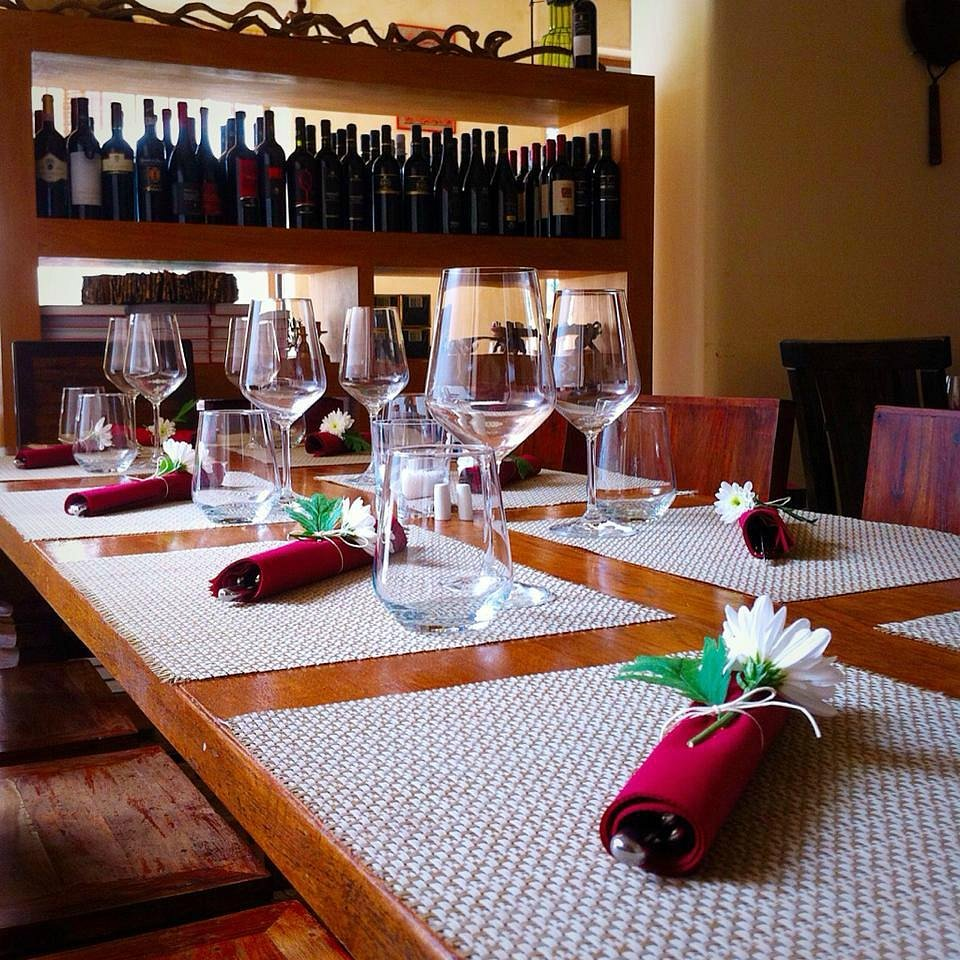 La sala apparecchiata con calici e fiori